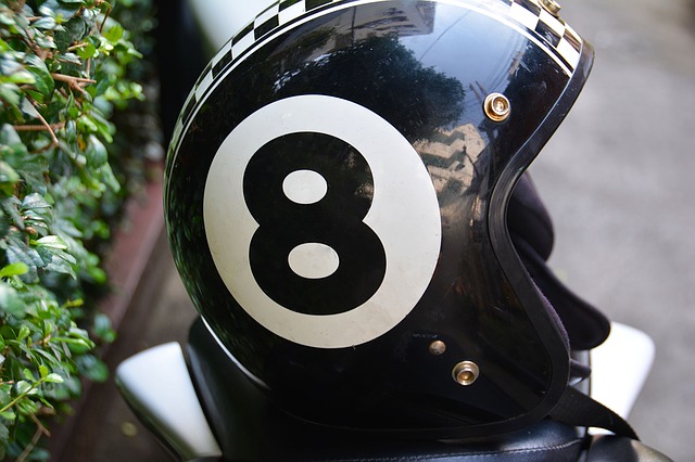 Čierna prilba na motorku s veľkým číslom osem