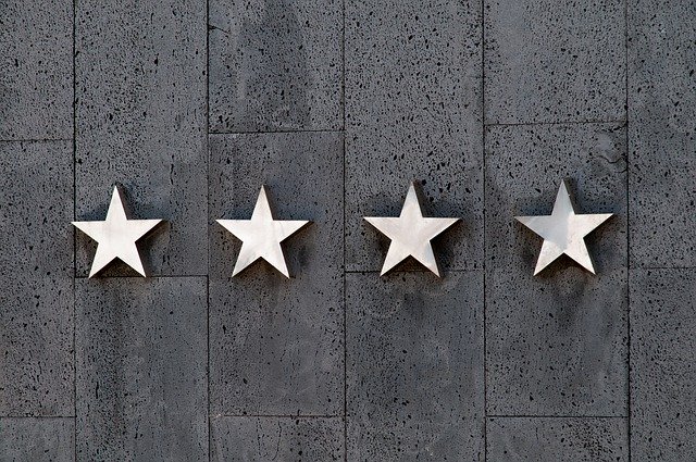 Štyri strieborné hviezdy na stene pokrytej mramorom.jpg